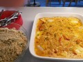 Bagt fisk i grntsagskarry med couscous og agurk
