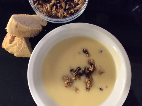 Blomklssuppe med rosiner,sesam,chili