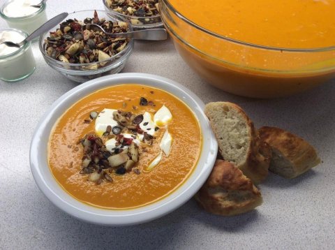 Grskarsuppe m. Topping af grskarkerner/solsikkekerner/soltrrede tomater/bler