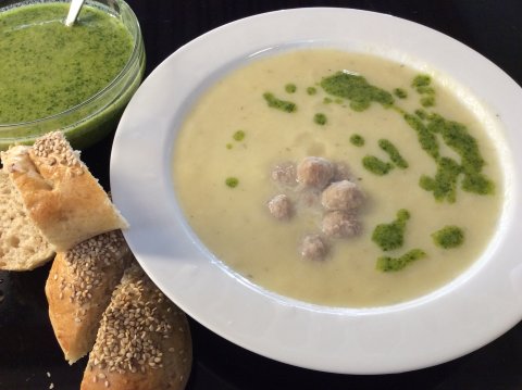 Aspargessuppe med kdboller og persillepesto fra Madskriblerier