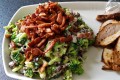 Broccolisalat med bacon ,solsikkekerner og rosiner