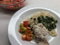 Ovnbagt fisk med spinatsovs, ris og tomat-majssalat